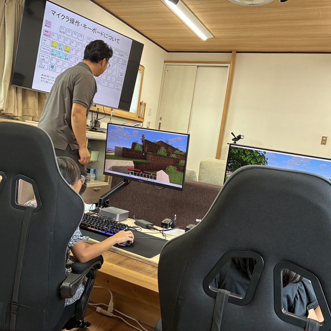 講師がマインクラフトの操作方法を指導している様子