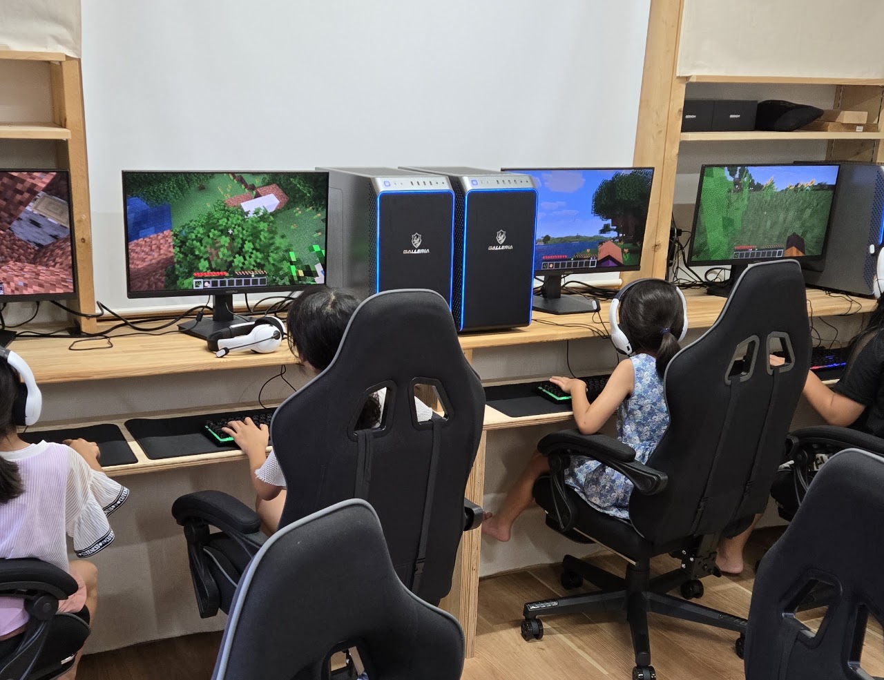 女の子たちがマインクラフトを楽しんでいる様子